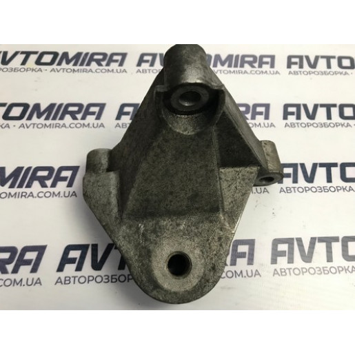 Кронштейн двигателя Renault Megane II 1.9 DCI 2002-2009 8200072747